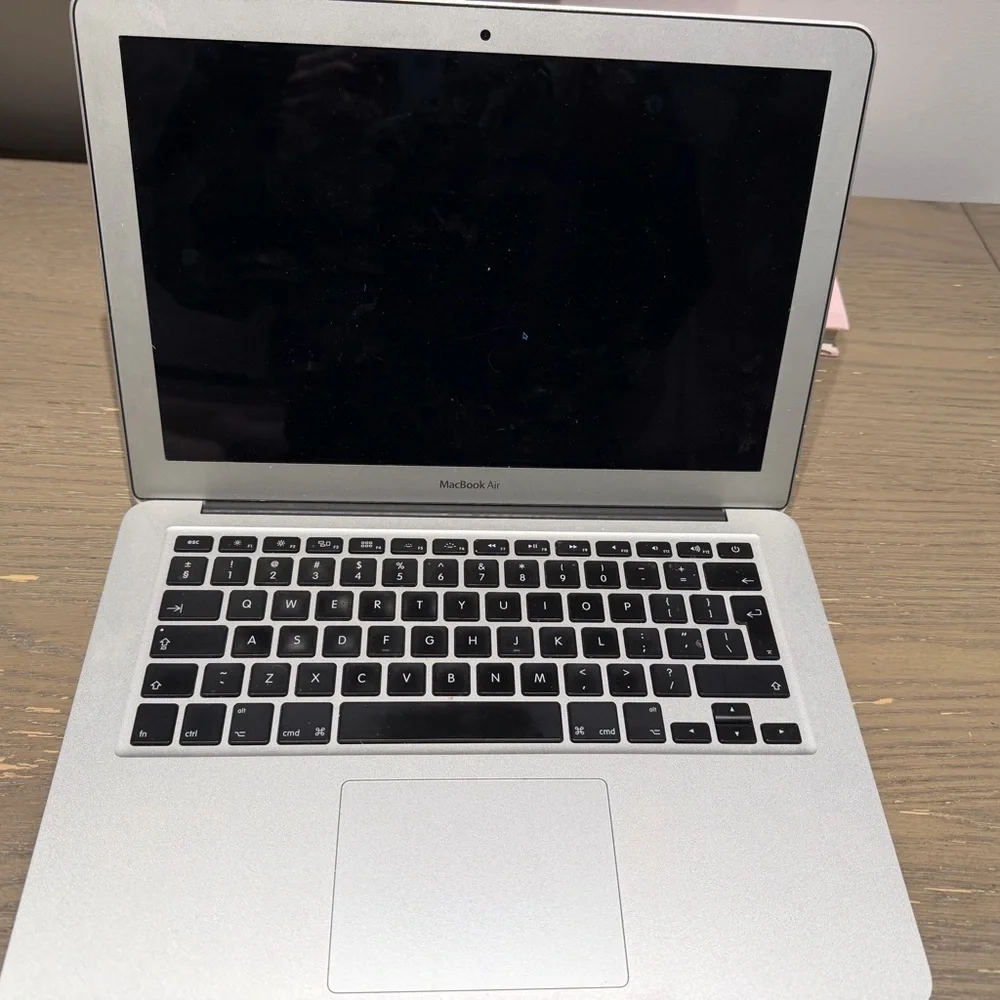 Apple MacBook Air - Sleek Silver Design